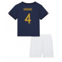 Fotballdrakt Barn Frankrike Raphael Varane #4 Hjemmedraktsett VM 2022 Kortermet (+ Korte bukser)